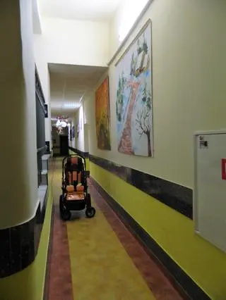 Waski korytarz - dwa wózki inwalidzkie się nie wyminą