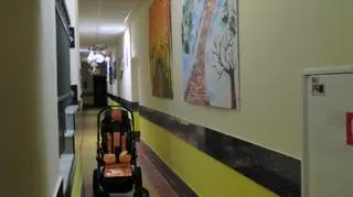 Waski korytarz - dwa wózki inwalidzkie się nie wyminą