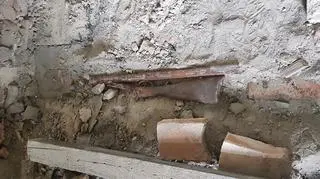 Zajrzeli pod podłogę, znaleźli prezent od cesarza Wilhelma II