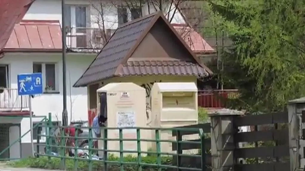 Kobieta przymierza ciuchy z kontenera