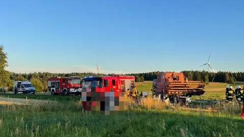 Zderzenie kombajnu z samochodem, kobieta i troje dzieci w szpitalu