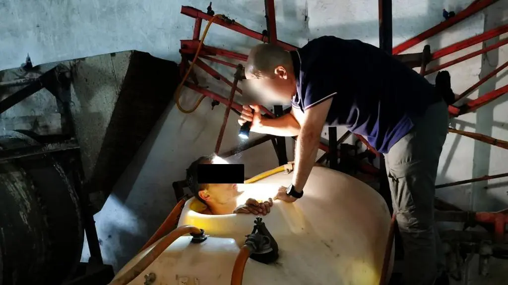 Ukrył się w beczce na opryski