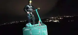 Strażacy ściągali hulajnogę ze szczytu kładki technologicznej