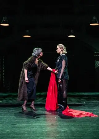 Beata Ścibakówna i Helena Englert w "Hamlecie" (reż. Jan Englert)
