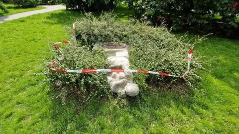 Ktoś przewrócił rzeźbę "Kobieta z dzieckiem"