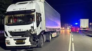 Pieszy został potrącony przez dwie ciężarówki 