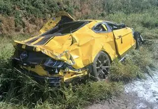 Dachował i zaczął się palić. Kierowca mustanga był pijany