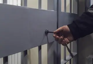 79 podejrzanych, wśród nich policjanci, lekarze i urzędnicy 