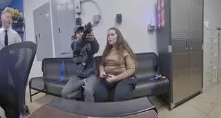 21-latek kieruje broń w stronę funkcjonariusza 