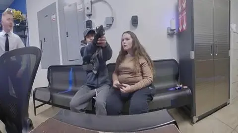 Mężczyzna celuje w policjanta. Był przesłuchiwany w związku z podejrzeniem o kradzież