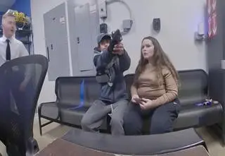 Niedoszły zabójca na nagraniu. Wycelował w głowę policjanta i nacisnął spust