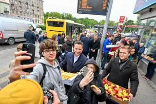 Rafał Trzaskowski rozdawał drożdżówki i jabłka na ulicach Kielc