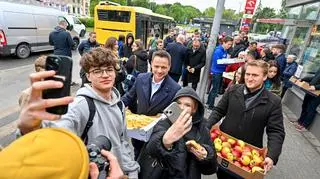 Rafał Trzaskowski rozdaje drożdżówki i jabłka na ulicach Kielc