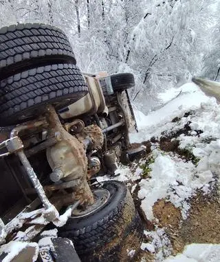 Pługopiaskarka w rowie w powiecie brzozowskim na Podkarpaciu