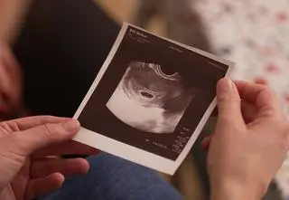Nie mogą patrzeć na ciąże sióstr i przyjaciółek