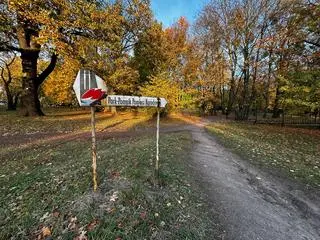 Tablica pamięta czasy głębokiego PRL