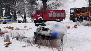 "Mówił, że nie wyhamował". Bus zderzył się z pociągiem