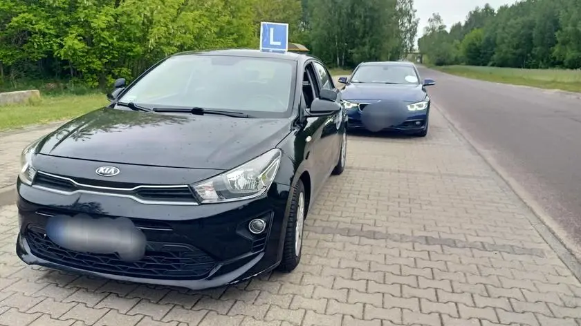 Kompletnie pijany instruktor nauki jazdy uczył jeździć kursanta