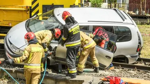 Ćwiczenia służb na przejeździe kolejowo-drogowym