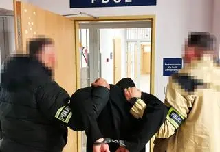 Twierdził, że jest policjantem. Żądał, by oddała mu wszystkie pieniądze