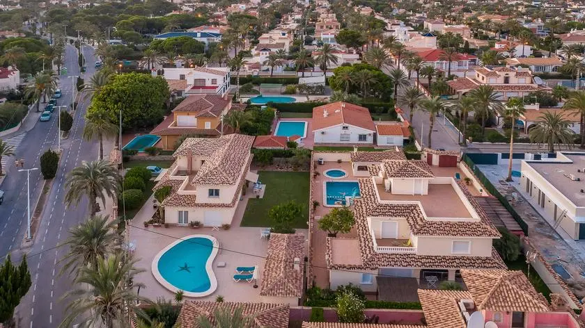 As if nothing always  happened, Russians are buying in Europe. "You just gotta have money."