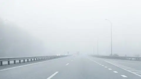 Mgła, mgły, droga, samochody