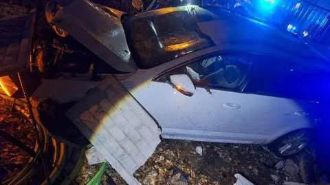 Rozbity znak, słup i ogrodzenie