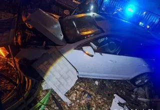 Ukradł paliwo i uciekał przed policją. Szaleńczą jazdę zakończył na ogrodzeniu 