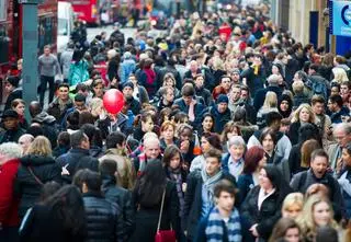 Oszczędzają mniej, wydają więcej. Alarmujące dane
