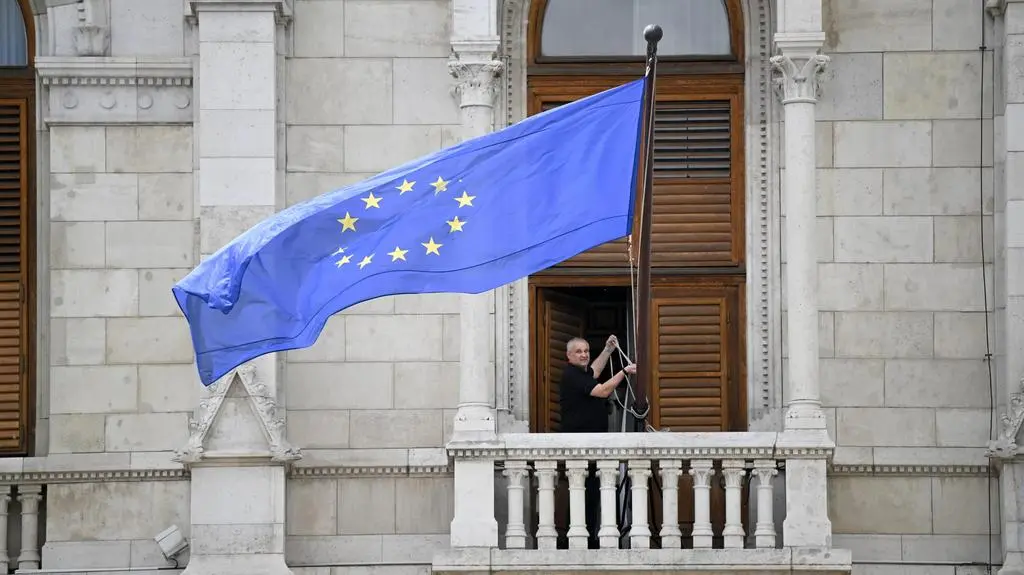 Montaż europejskiej flagi na budynku parlamentu w Budapeszcie
