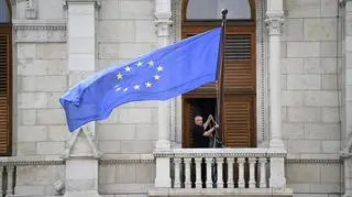 Montaż europejskiej flagi na budynku parlamentu w Budapeszcie