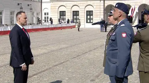 Przed Pałacem Prezydenckim