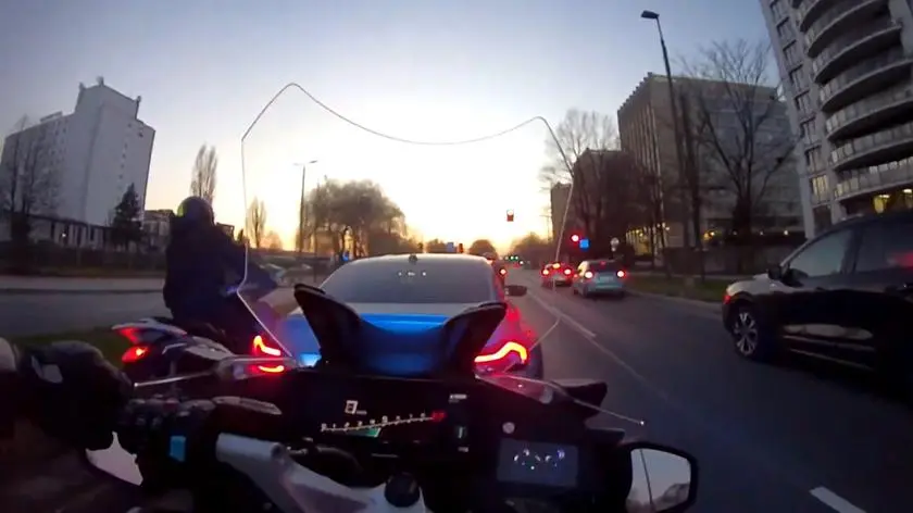 Pościg na krawędzi. Jedną ręką prowadził rozpędzony motocykl. Czy tak to powinno wyglądać?