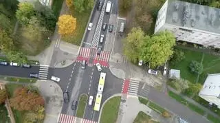 Białe auto blokuje autobus. Przed nim - na przystanku - jeszcze jeden kierowca