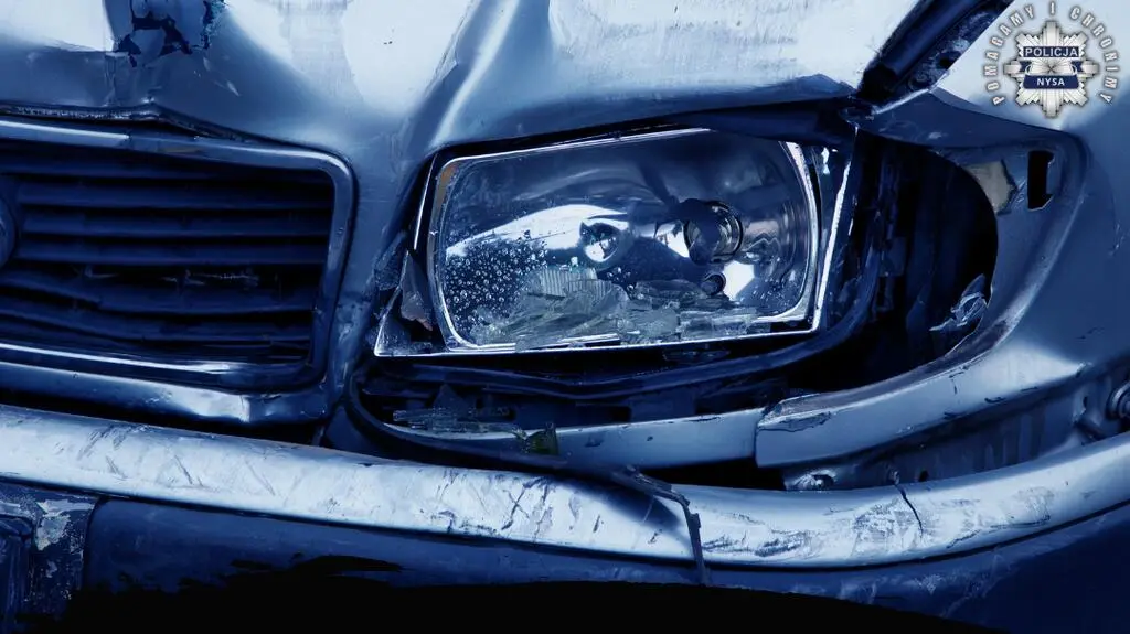 Wjechała w zaparkowane auto