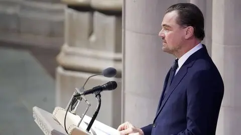 Leonardo  DiCaprio przemawia podczas pogrzebu Jane Goodall 