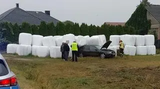 Wjechał w bele kiszonki 