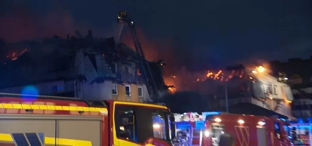 "Akcja jedna z trudniejszych", "nadzwyczajnie szybko ten pożar się rozprzestrzenił". Oglądaj TVN24 
