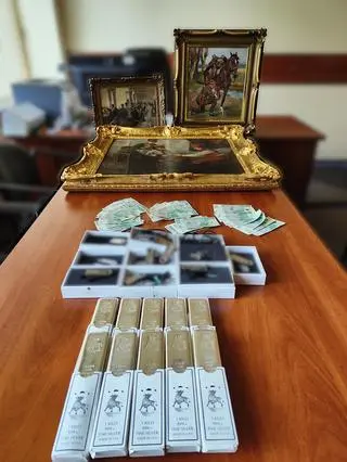 Policjanci znaleźli u podejrzanych między innymi sztabki srebra, obrazy uznanych artystów i gotówkę