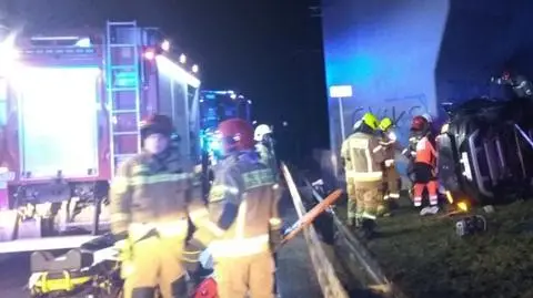 Kierowca uderzył w betonowy filar wiaduktu kolejowego, nie przeżył