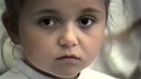 Ania zaginęła w 1995 roku. Kadr z nagrania z jej pierwszej komunii 