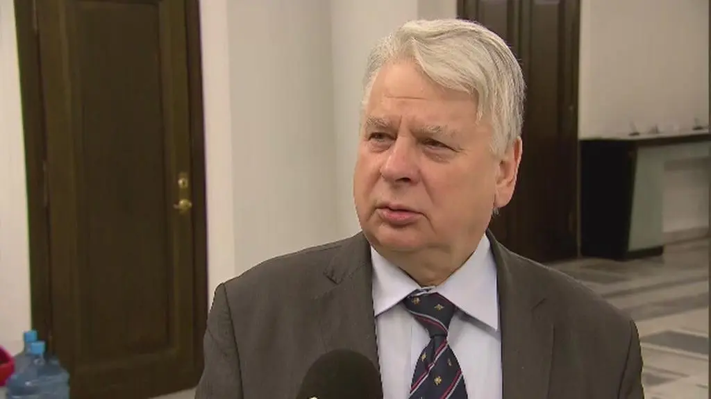 PiS wymachując siekierką walną się w kolano