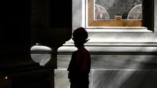 Gwardzista w trakcie mszy w intencji wyboru papieża