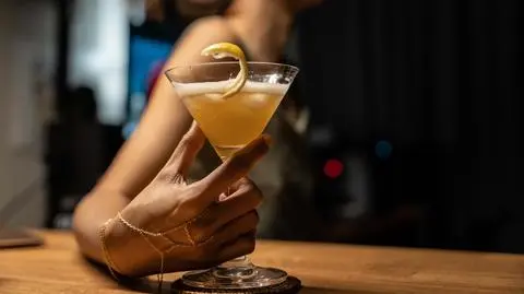 drink bar kobieta shutterstock_2236725087