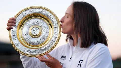 Iga Świątek z paterą za zwycięstwo w Wimbledonie. Był to jej szósty tytuł wielkoszlemowy w karierze