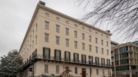 Waszyngton, D.C., USA - 10 stycznia 2025: Zewnątrz zabytkowego budynku Winder, gdzie znajduje się Biuro Przedstawiciela Handlowego USA, zlokalizowane w pobliżu Białego Domu, w śnieżny zimowy dzień.