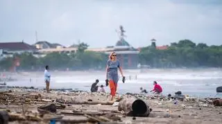 Zanieczyszczona plaża w Kuta