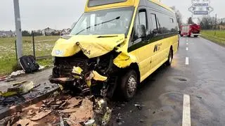 Auto zderzyło się z autobusem