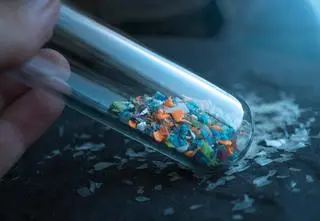 Mężczyźni bardziej narażeni na poważną chorobę. Wszystko przez mikroplastik