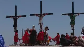 Filipińscy katolicy krzyżują się w Wielki Piątek